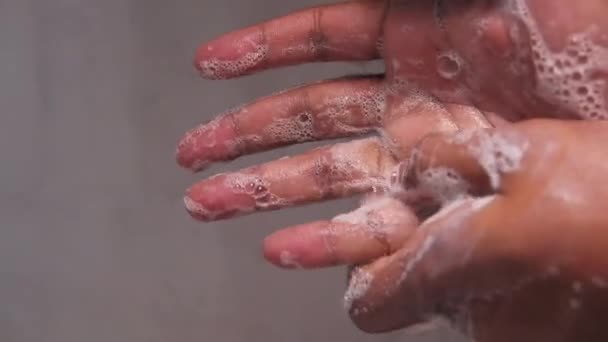 Handen wassen wrijven met zeep man voor corona virus preventie — Stockvideo