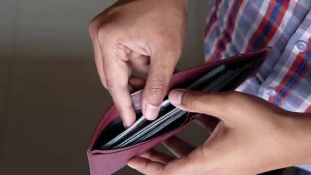 Человек получает деньги из бумажника, вид сверху — стоковое видео