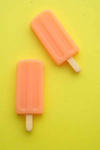 Верхний вид мороженого на желтом фоне — стоковое фото