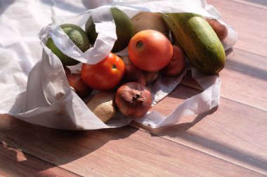 Alışveriş poşetindeki farklı sağlıklı yiyecekler.