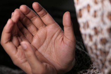 Başörtüsü takmış müslüman kadınlar yaklaş. 