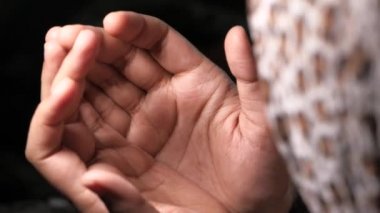 Başörtüsü takmış müslüman kadınlar yaklaş. 