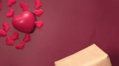 Bağış Konsepti. Vermek için bir bağış kutusu tutan adam