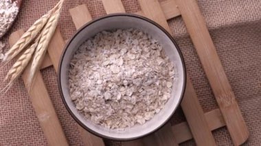 Masadaki bir kasede yulafları kapat. 