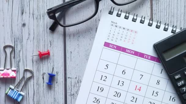 Conceito prazo com círculo e push pin na data do calendário — Vídeo de Stock