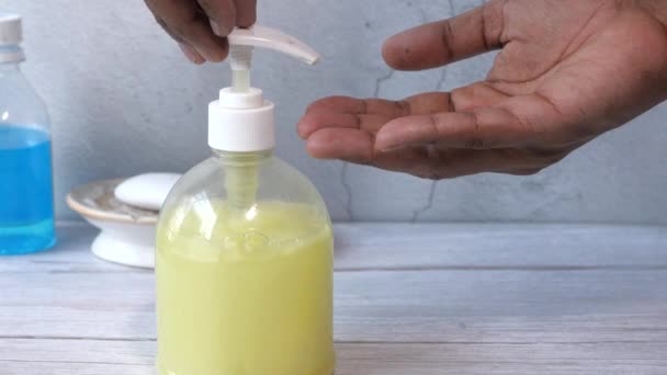 Tvätta händerna gnugga med tvål man för att förebygga koronavirus — Stockvideo