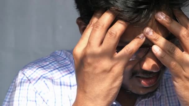 Triste hombre infeliz sufriendo dolor de cabeza y mirando hacia abajo — Vídeos de Stock