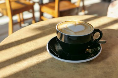 Kafe arka planında geç saatte kahve masasında..