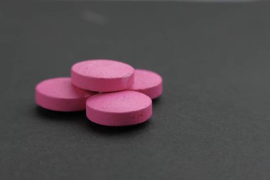 Siyah arkaplanda pembe renk haplarını kapat 