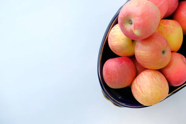 Hög vinkel syn på äpplen i en skål på vit bakgrund. — Stockfoto