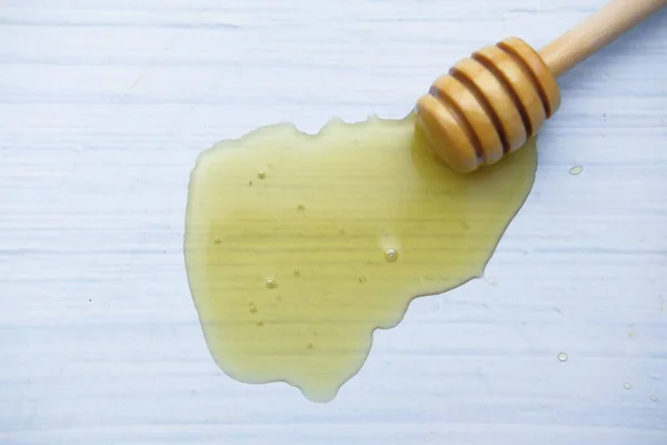 Μέλι σε ξύλινο dipper λευκό φόντο. — Φωτογραφία Αρχείου