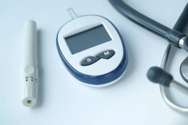 糖尿病の血糖測定と表の聴診器 — ストック写真
