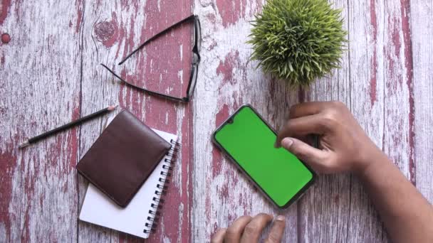 Зеленый экран телефон человек с помощью смартфона просмотра и нажатия . — стоковое видео