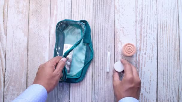 Malý sáček je naplněn lékařskou tobolkou, blistrem a teploměrem — Stock video