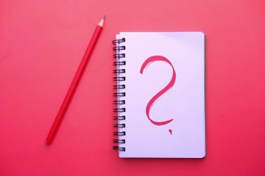 Kırmızı arkaplanda beyaz kağıt üzerinde neden metin .