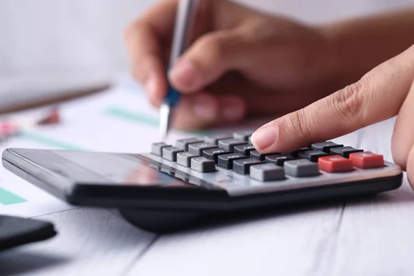 Calculadora de uso contable mujer en la mesa en la oficina — Foto de Stock