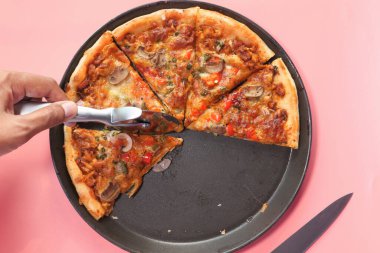 Mutfakta pizza kesen adamın eli..