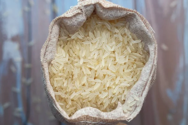 Варёный рис в мешке на столе, вид сверху — стоковое фото