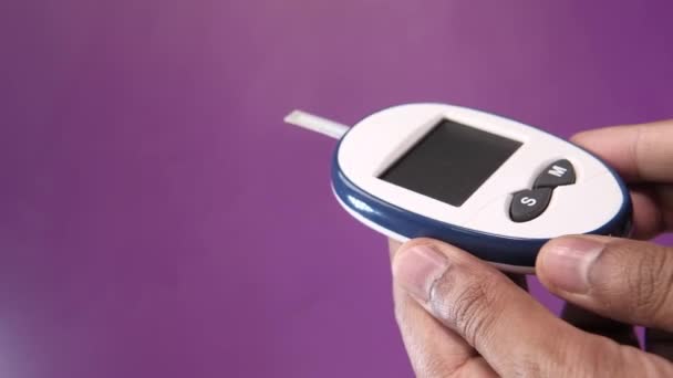 Medição de açúcar no sangue para diabetes na mão — Vídeo de Stock