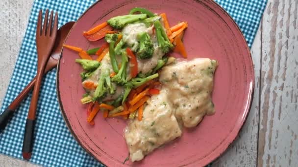 Primer plano de ensalada y filete de pescado en el plato — Vídeo de stock
