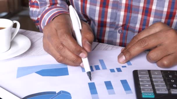 Mão homem analisando gráfico financeiro na mesa de escritório — Vídeo de Stock