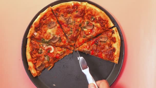 Mão fechada de homem cortando pizza na cozinha . — Vídeo de Stock