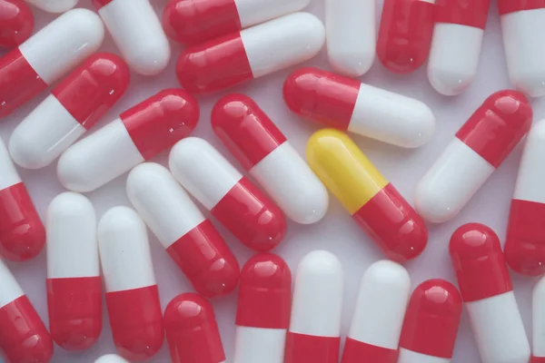 Rouge et blanc pilules de médecine de couleur et de médicaments, gros plan — Photo