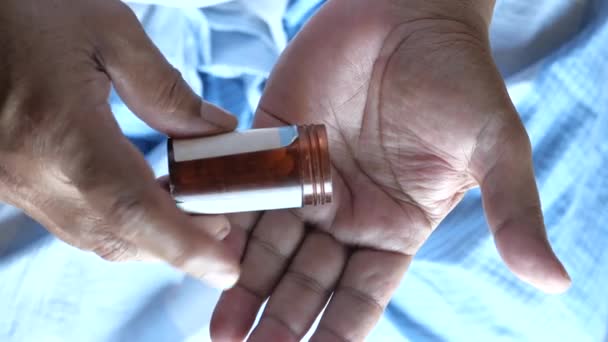 Pílulas em mãos de idosos. Idade avançada dolorosa — Vídeo de Stock