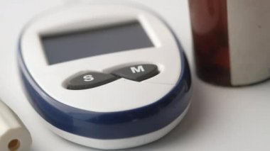  Masadaki diyabet için kan şekeri ölçümü 