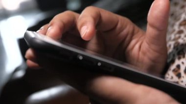 Geceleri cep telefonunu kullanan bir kadın..