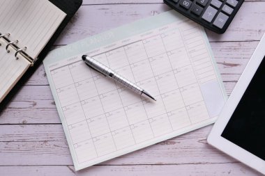 Yüksek açılı planlayıcı, ofis masasındaki günlük.