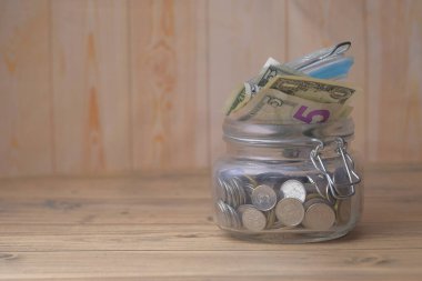 Bir kavanoz dolusu bozuk para ve kopyalanmış para..