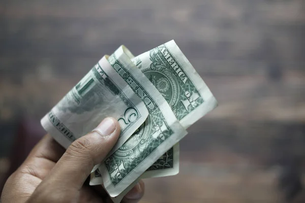 Manos de hombre sosteniendo billetes de cien dólares. Concepto empresarial . — Foto de Stock