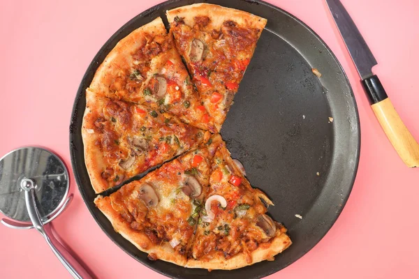 Pizza fatta in casa sul piatto su sfondo rosa, vista ad alto angolo . — Foto Stock