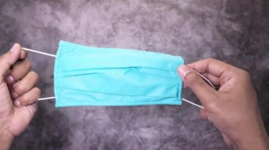 Adam elinde as maskesi, virüse karşı koruma