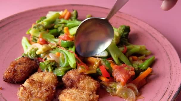 Zelfgemaakte nuggets met salade op bord op houten tafel. — Stockvideo