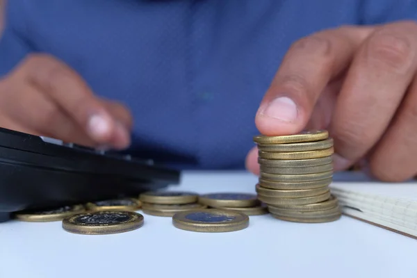 Close up of man counting coins on table — Stock Photo, Image