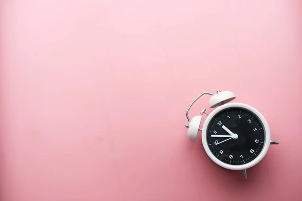 Vista de ángulo alto del reloj despertador en rosa . —  Fotos de Stock