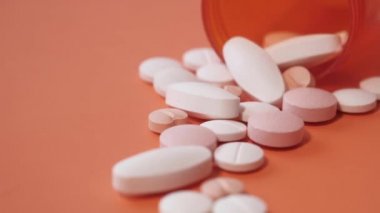 Konteynırdan dökülen beyaz haplar, üst görünüm 