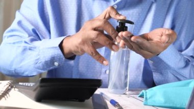 Çamaşır yıkama el dezenfektanı kullanan iş adamı elleri.