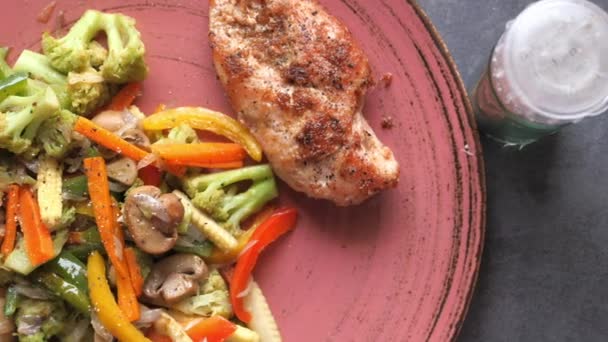 Filet de poisson grillé avec légumes barbecue, vue sur le dessus — Video