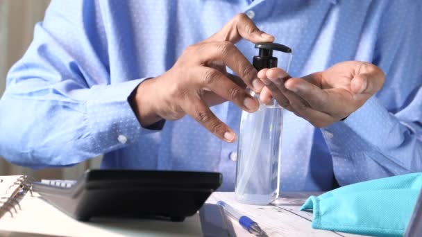Mãos de homem de negócios usando o dispensador de gel desinfetante de mão de lavagem — Vídeo de Stock