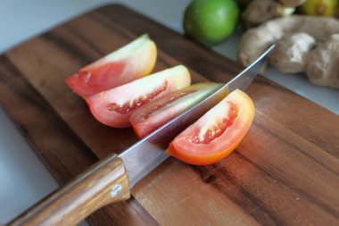 Domates baharatını doğrama tahtasına yakın..