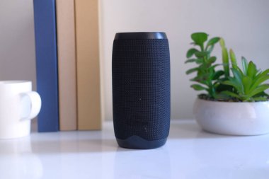 masadaki akıllı hoparlör ve dijital tableti kapat.