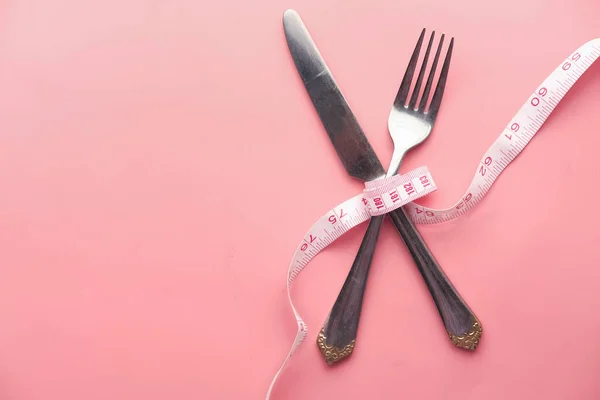 Tenedor, cuchillo y cinta métrica. Concepto de dieta — Foto de Stock