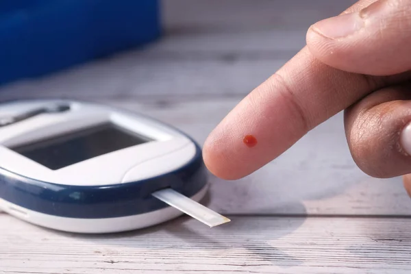 Glikoz seviyesini ölçmek için diyabet hastası parmağından alınan et kanı. . — Stok fotoğraf
