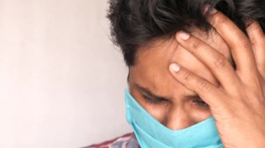 Antivirüs koruması için yüzünde maske olan hasta bir adam. 