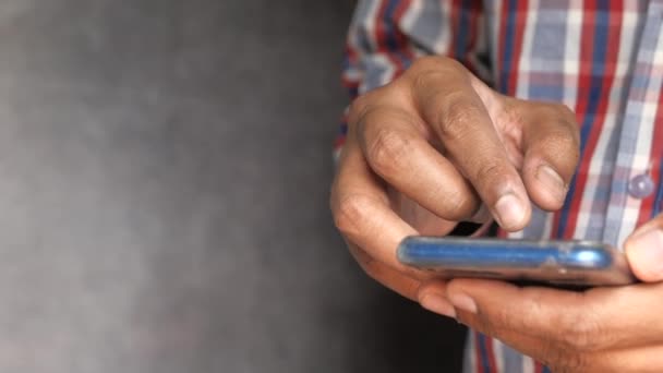 Primer plano del hombre uso de la mano teléfono inteligente interior . — Vídeo de stock