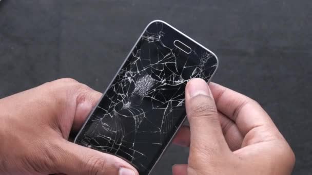 Close-up van de man hand houden gebroken smartphone. — Stockvideo