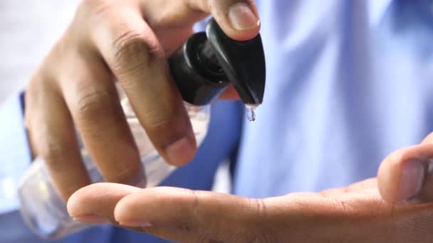 Homme se lavant les mains avec désinfectant pour les mains, gros plan — Video